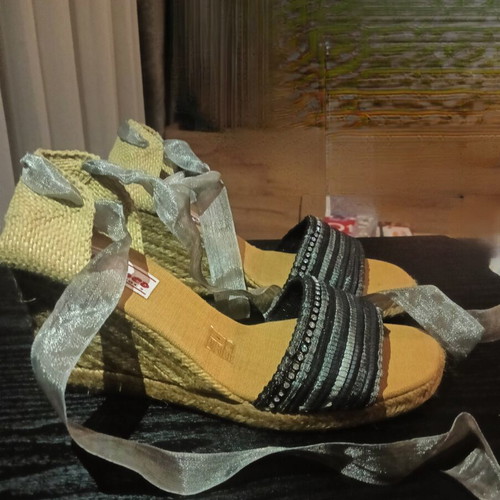 Flamingo platform espadrilles size 39 like new with organza ribbons