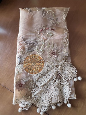 Square 90x90 embroidered with silk lace, new