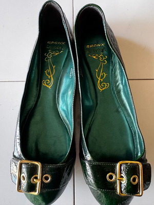 Bronx New York ballerinas green patent leather like new