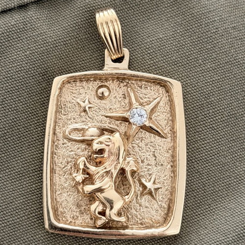 Gold 14k Leo pendant with diamond