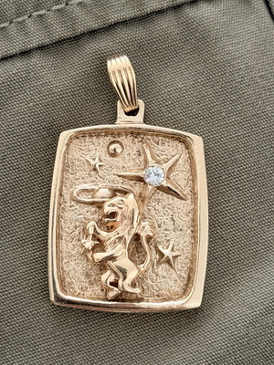 Gold 14k Leo pendant with diamond