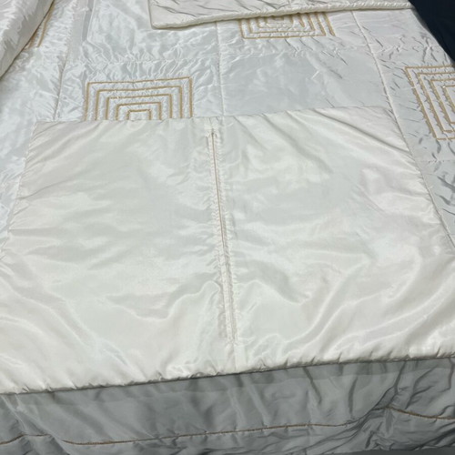 Comforter set like new with sequins, gold color, silk 238x240
