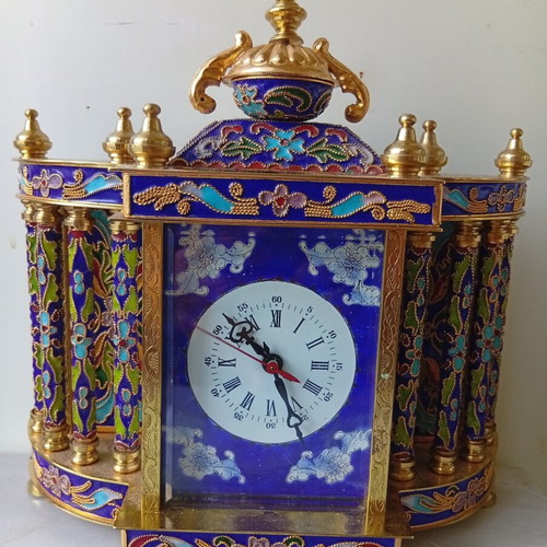 Mechanical mantel table clock