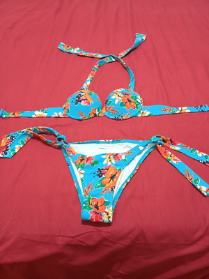 Triumph women's bikini set like new, size 70B top, S M bottom, colorful turquoise