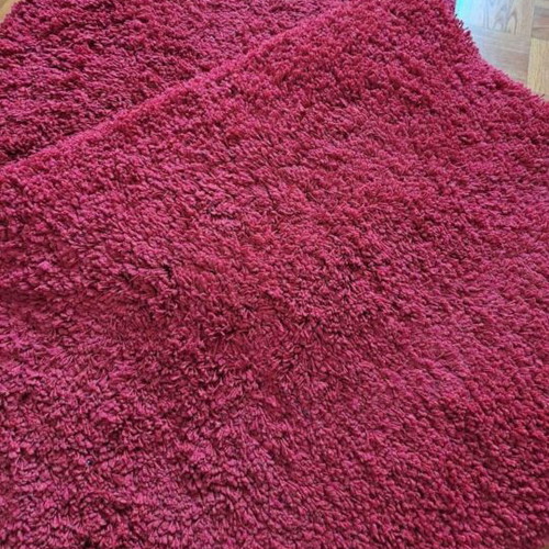 Shaggy red rugs with high pile, 2 rectangular and 1 round