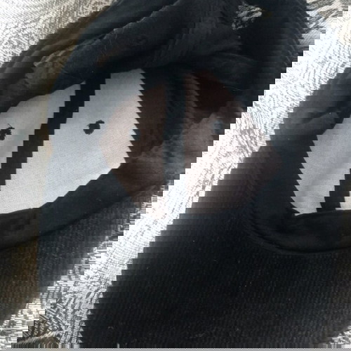 Памучна черна шапка от кадифе леко употребявана