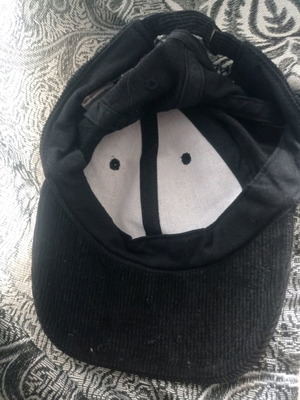 Памучна черна шапка от кадифе леко употребявана