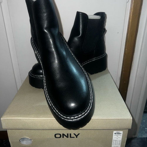 Only women's ankle boots size 41 new, black with white trim
