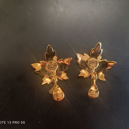 Monet vintage maple leaf earrings like new with clip-on