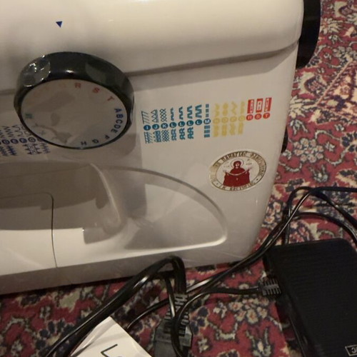 Lervia KH 4000 sewing machine with pedal, manual and box