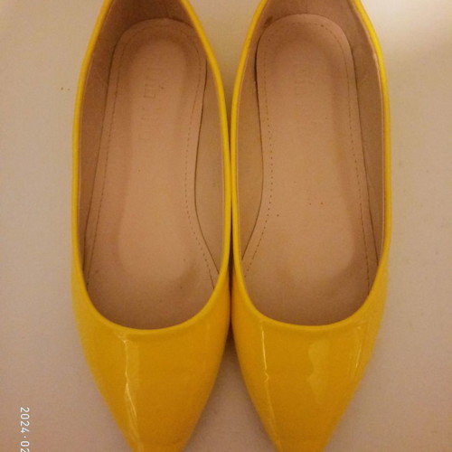 Yellow patent leather women's pumps used, size 37