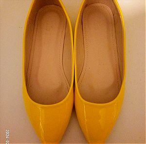 Παπούτσια γυναικεία κιτρινες λουστρινένιες γόβες χαμηλές.