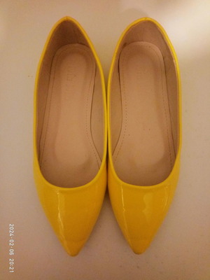 Yellow patent leather women's pumps used, size 37