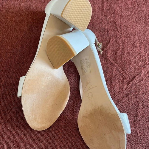 Mourtzi white leather sandals size 36 like new with heel