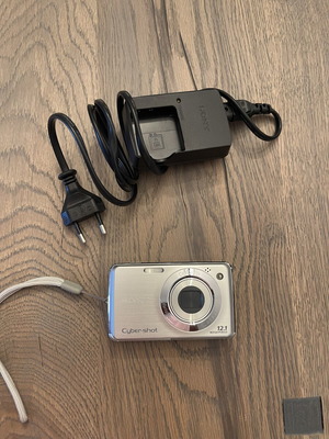 Sony Cyber-shot DSC-W290 digital camera, 12.1 MP, Carl Zeiss lens