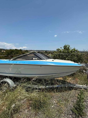 Σκάφος σαν καινούργιο με μηχανή 120 HP και τρέιλερ, μπλε πλαστικό