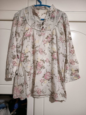 Blouse used white and pink with buttons on sleeves