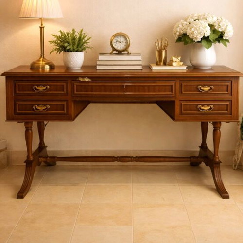 Desk used in very good condition with glass