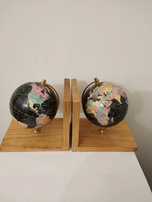 Βιβλιοστάτες παλιάς εποχής μεταχειρισμένοι με σφαιρική απεικόνιση της γης