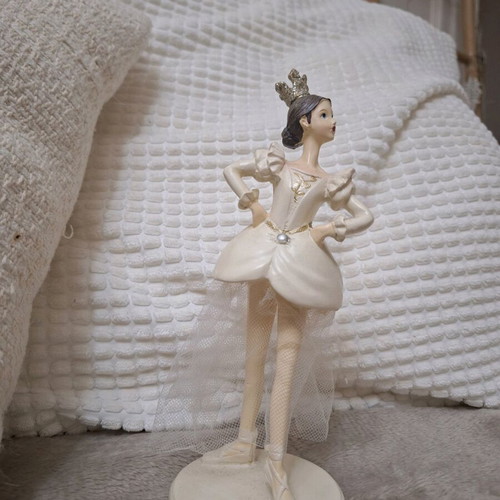 Decorative ballerina figurine like new