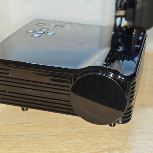 Mini Portable LED Projector HD with HDMI USB and SD like new