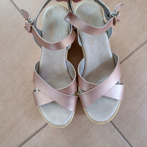 Celebrity platform sandals used, pink metallic color, size 38