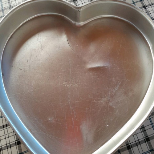 Heart-shaped baking pan like new