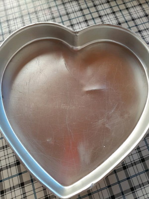Heart-shaped baking pan like new