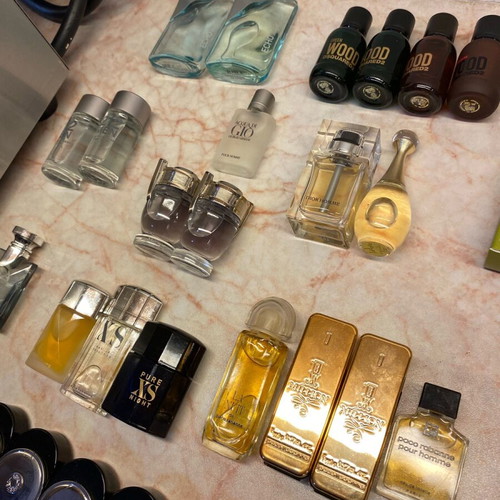 Perfume miniatures like new, all full, 610 pieces