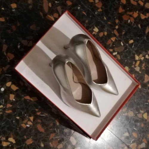 Zen leather pumps size 40 like new, silver