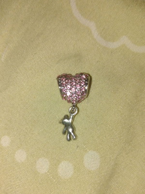 Μοντέρνο μενταγιόν καινούργιο, καρδιά με κρεμαστό αρκουδάκι, επιχρυσωμένο με ζιργκόν