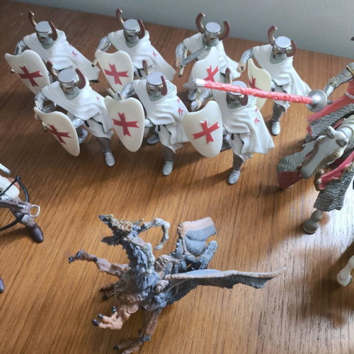 Knight figures set like new, 16 pieces with dragon