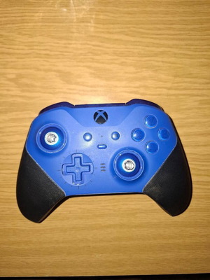 Xbox Elite 2 controller used, missing analog stick caps