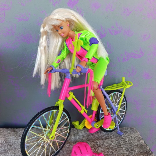 Vintage Barbie Bicyclin 1993 Mattel doll with articulated joints, bike & accessories like new