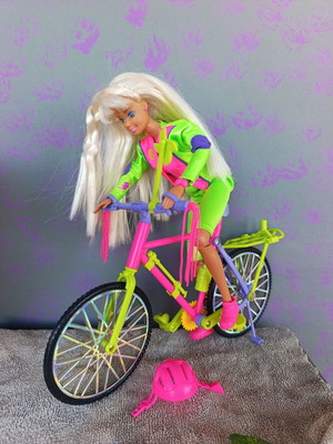 Vintage Barbie Bicyclin 1993 Mattel doll with articulated joints, bike & accessories like new