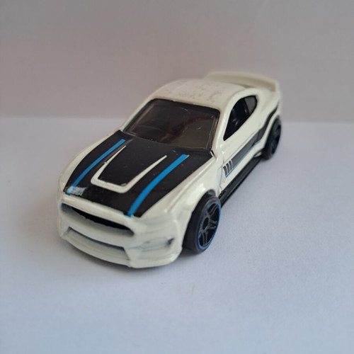 Hot Wheels Ford Shelby GT350R Mustang diecast car