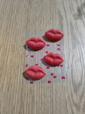 Wax melts made of 100% plant wax in lip shape like new