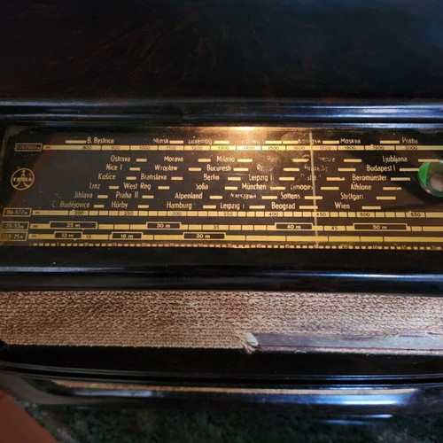 Tesla T 505-U antique radio used with tubes