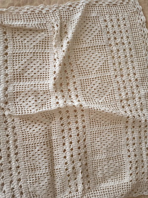 Handmade tablecloths like new, set of 2 pieces 25x30