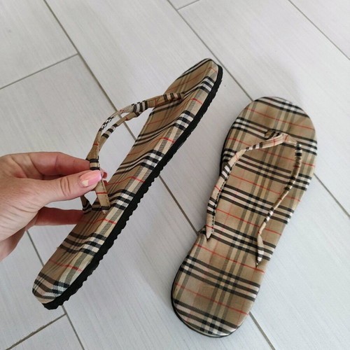 Flip flops like new, size 38, multicolor plaid