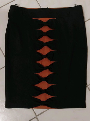 Pencil skirt used below the knee with bows, size L