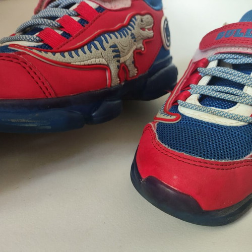 Bull Boys athletic shoes size 31 like new, blue and red