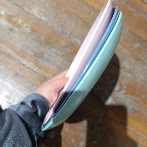 Plastic shallow plates new, set of 3, 20cm diameter