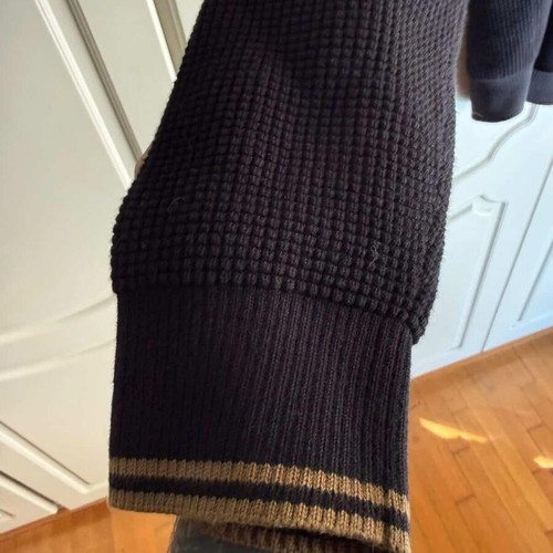 Fred Perry long-sleeve black sweater like new, size Medium