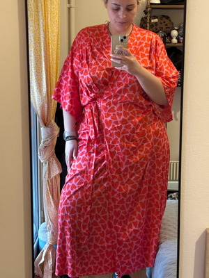 Wrap dress satin print size 1 like new, red and pink