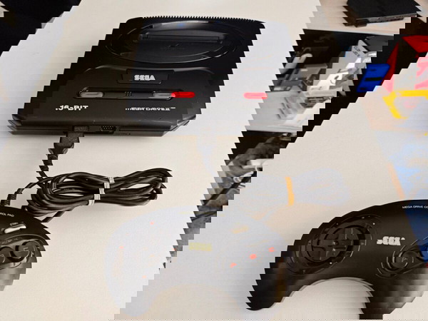 Sega Mega Drive 2 με χειριστηριο και τροφοδοτικο ολα γνησια