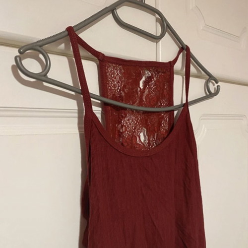 Burgundy top with lace back, like new, Pink Woman, size M