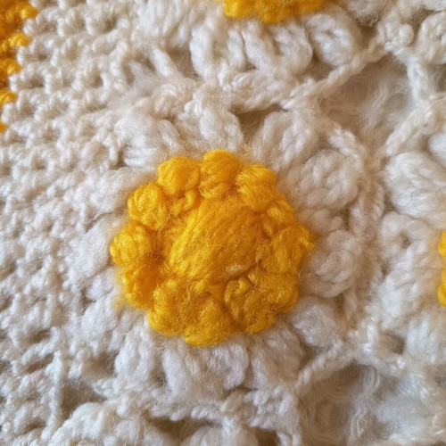 Vintage handmade baby blanket with daisy design, like new, 70x150 cm