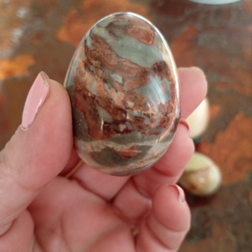 Onyx eggs set of 4 with 2 bases, like new