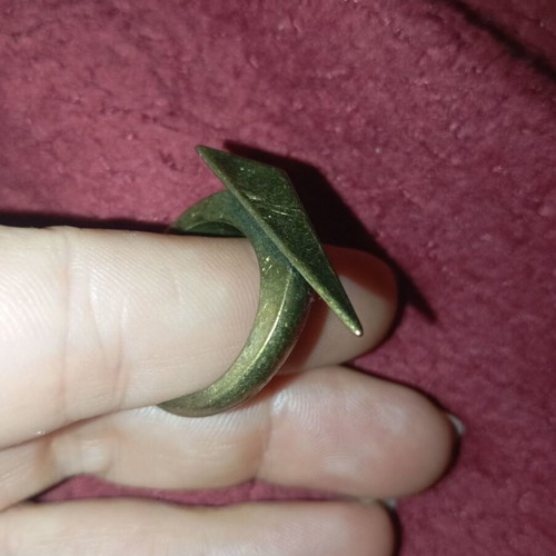 Ring used with unique design, white and gold colors